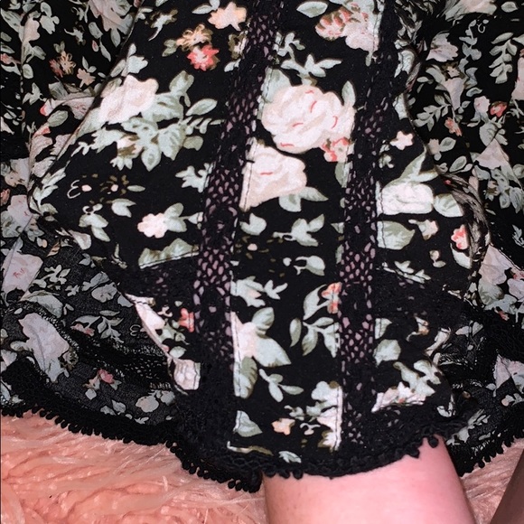 Floral blouse with pleats and lace - Picture 5 of 6